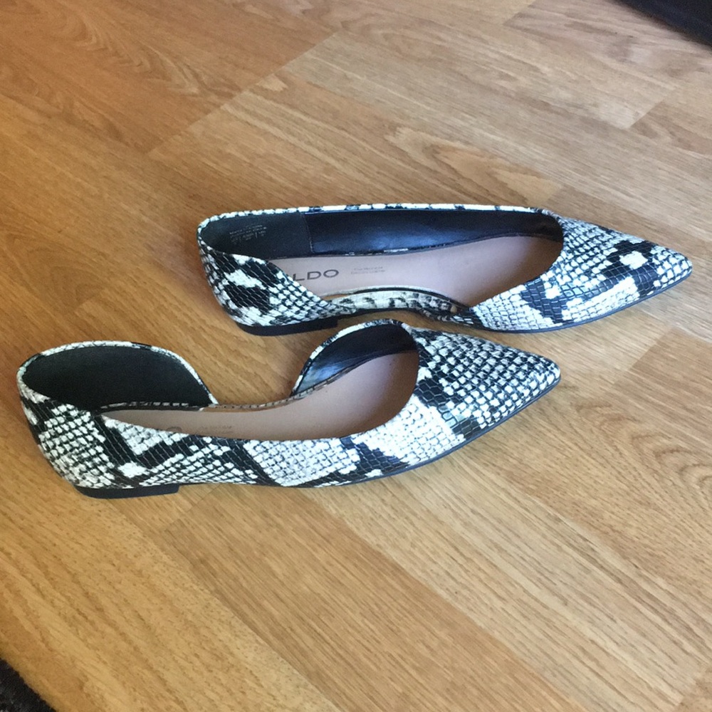 ALDO Snakeskin pattern pointed flats.  Size 5